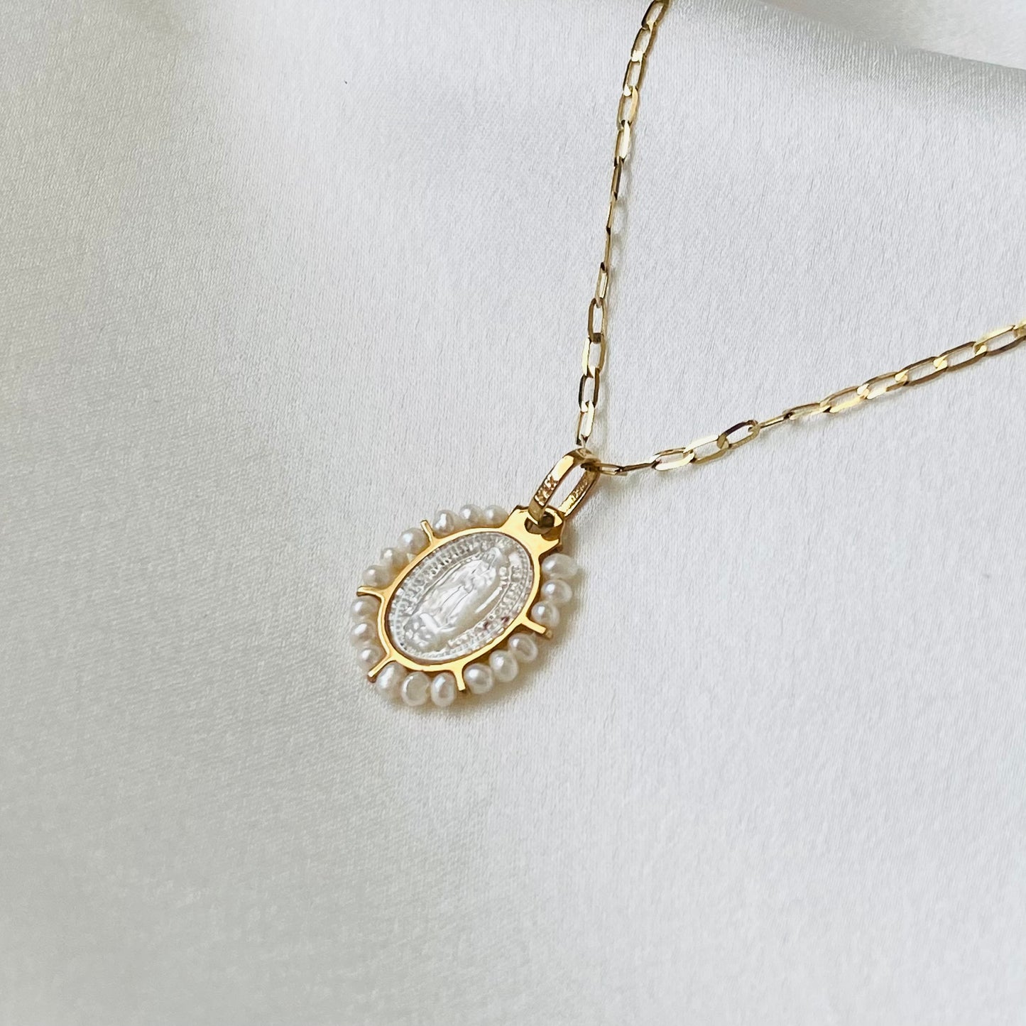 Medalla Oval Madre Perla con Perlas 14k