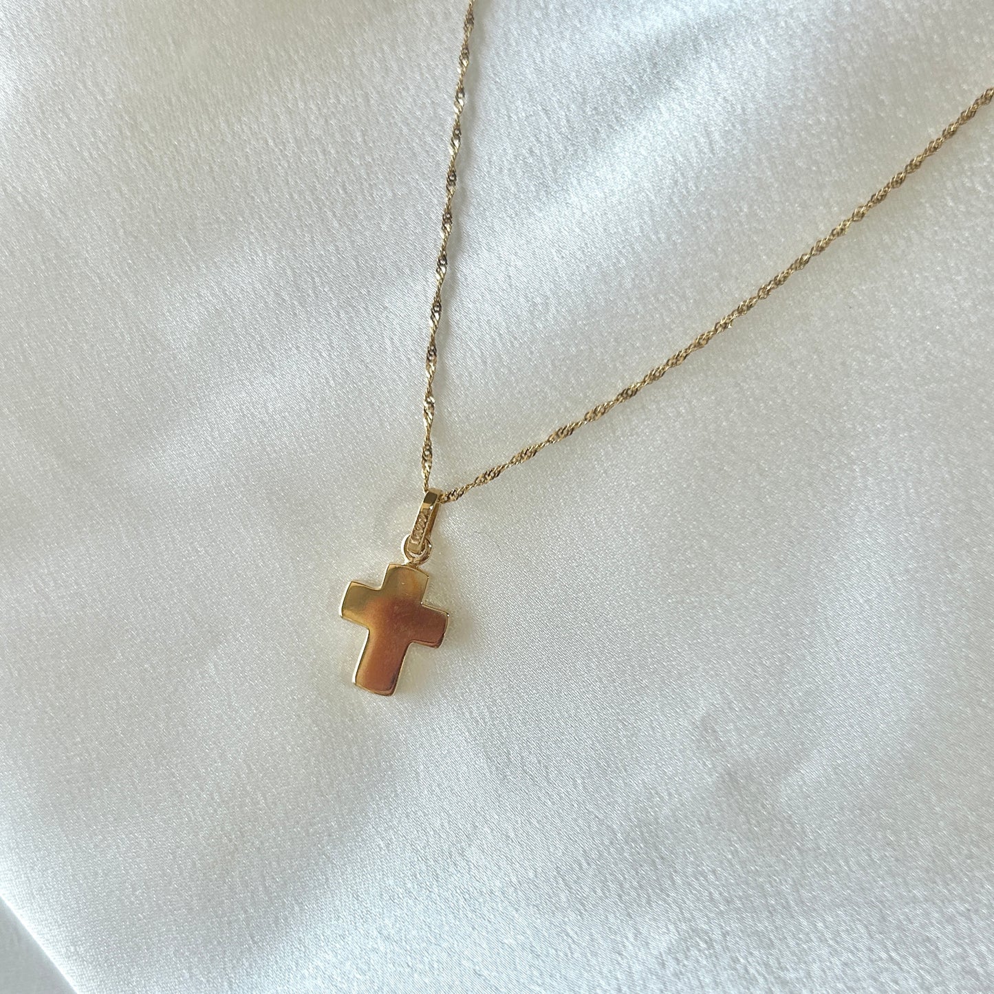 Cruz Sólida Oro Amarillo 14K