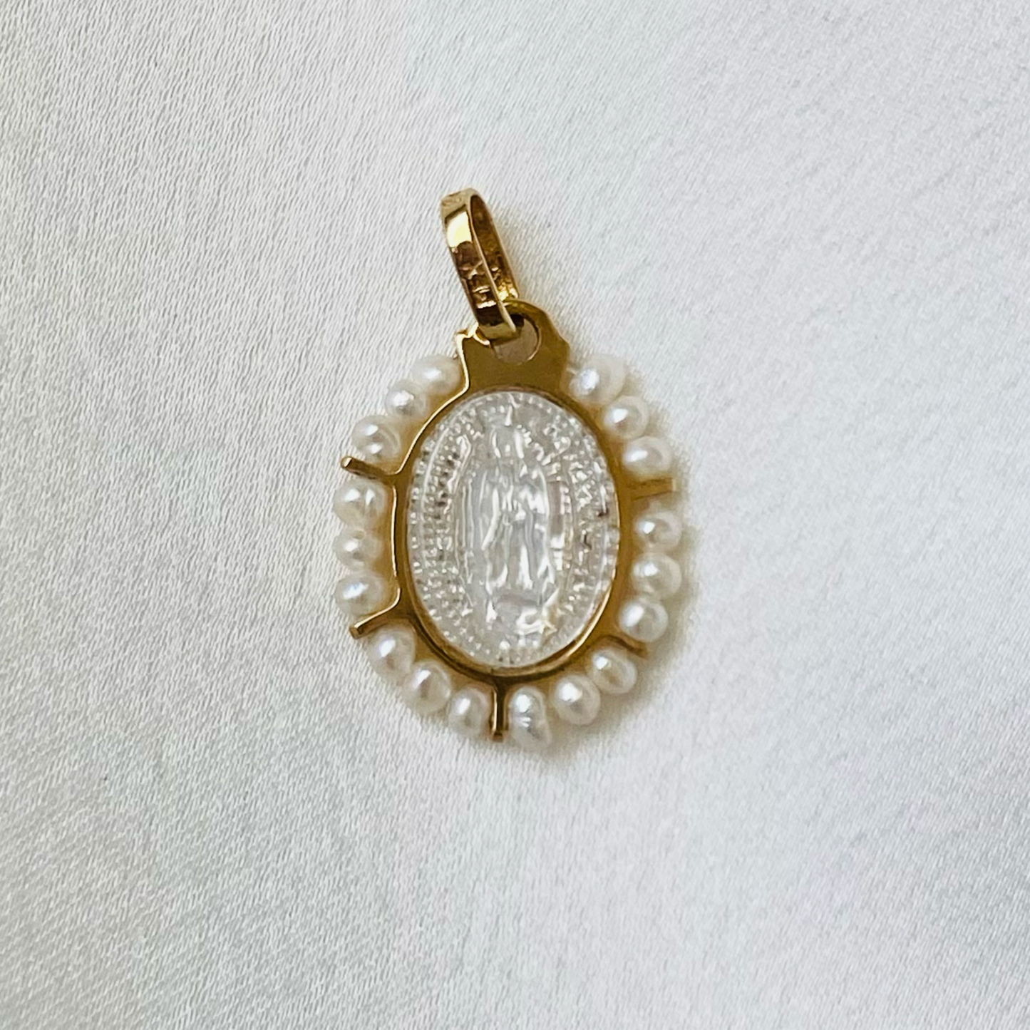 Medalla Oval Madre Perla con Perlas 14k