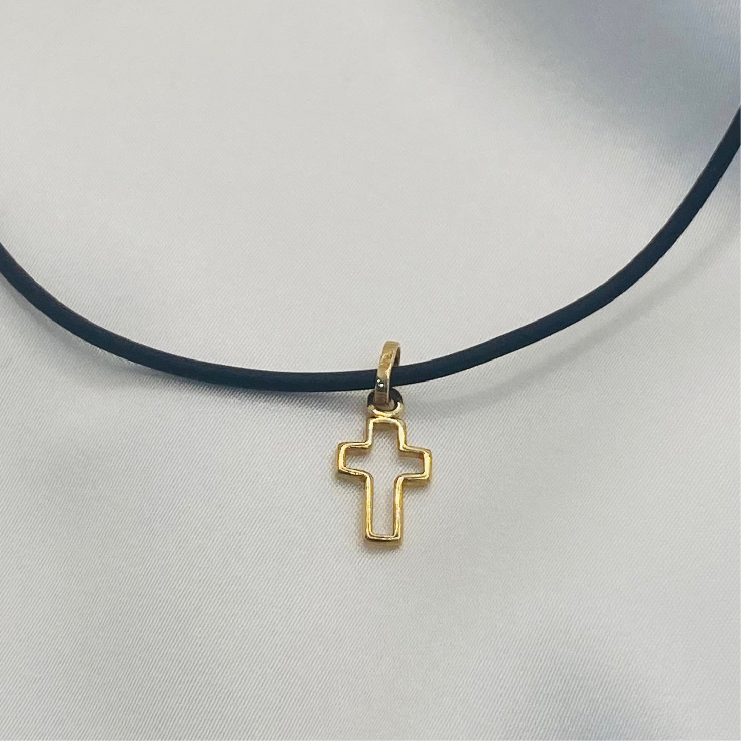 Cruz Silueta Oro Amarillo 14K
