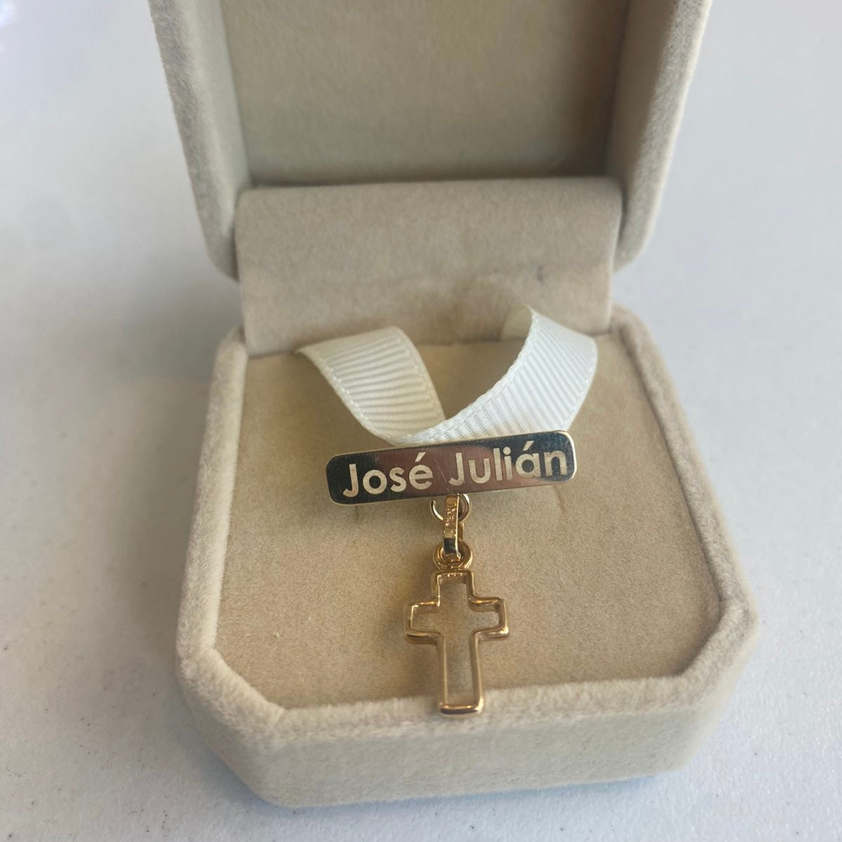 Cruz Silueta Oro Amarillo 14K