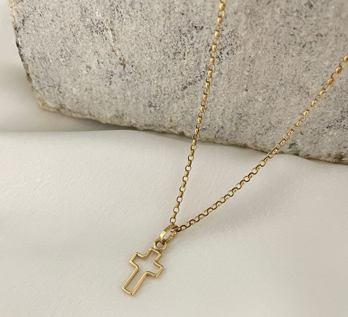 Cruz Silueta Oro Amarillo 14K