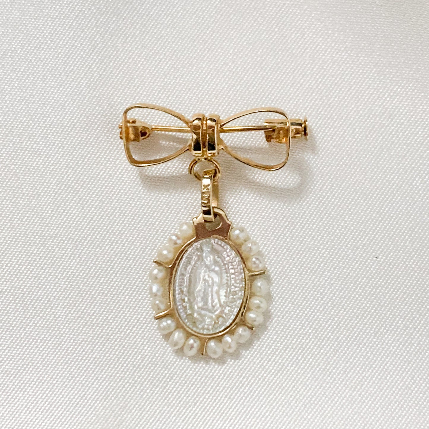 Medalla Oval Madre Perla con Perlas 14k